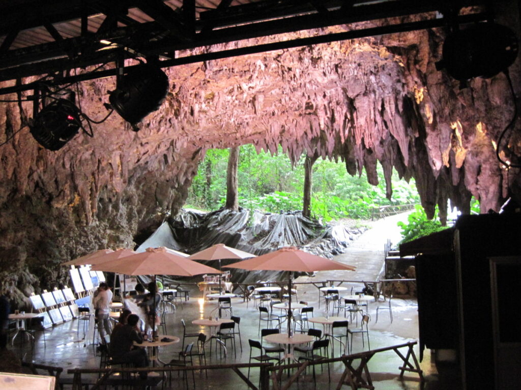 ガンガラーの谷のケイブカフェ