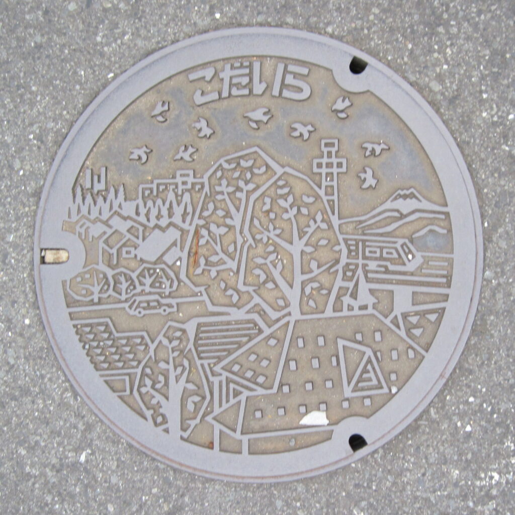 小平市のマンホール蓋（街並み）