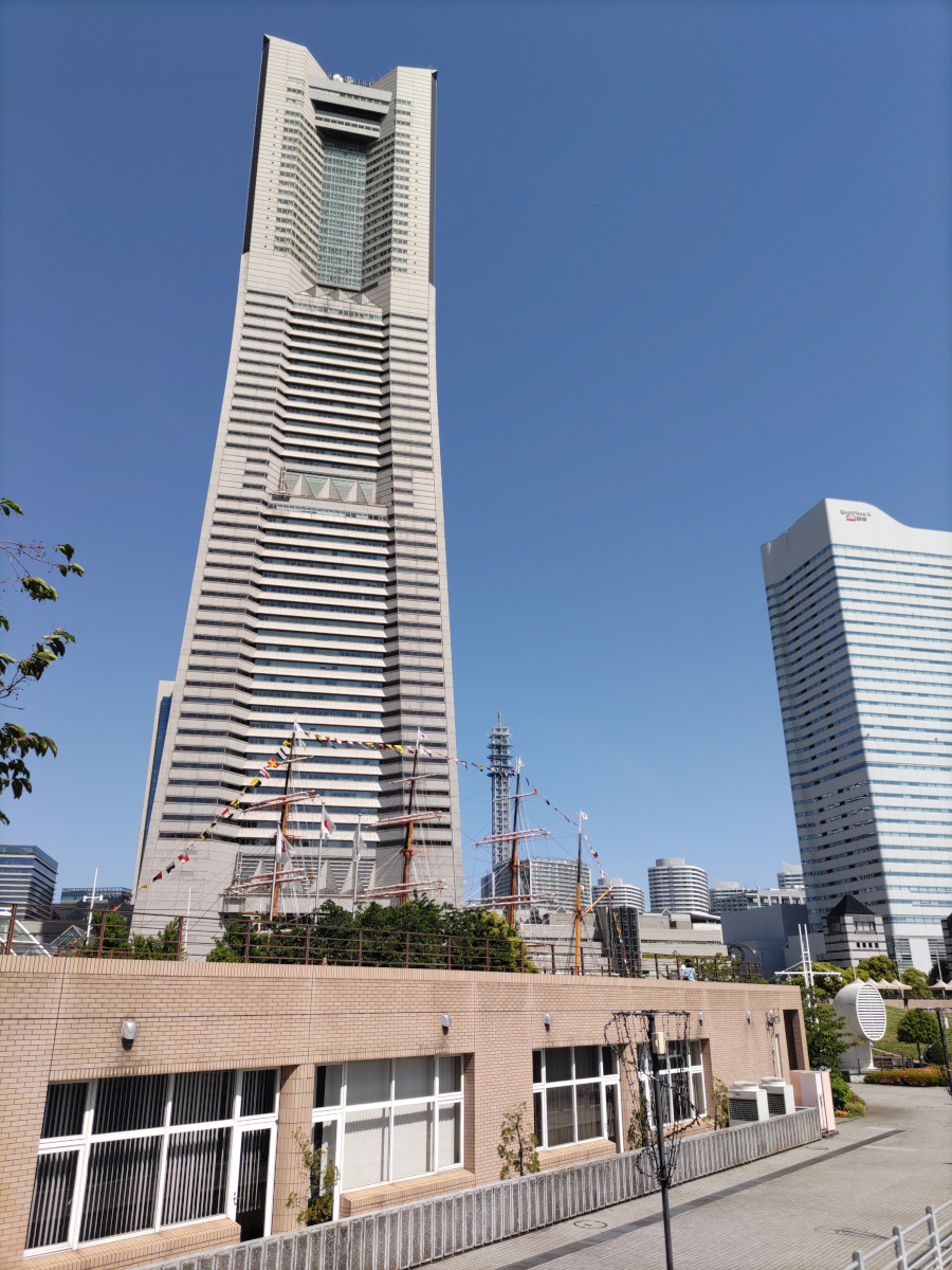 ランドマークタワーと日本丸のマスト