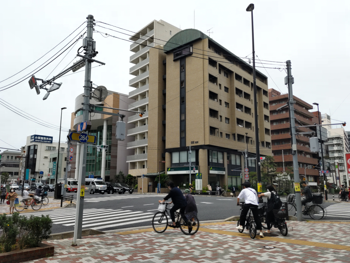市川駅北口交差点