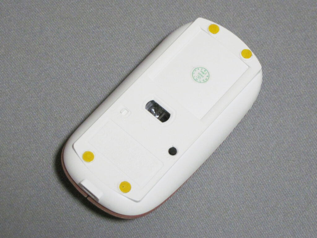 Scheki Bluetooth マウスの裏面